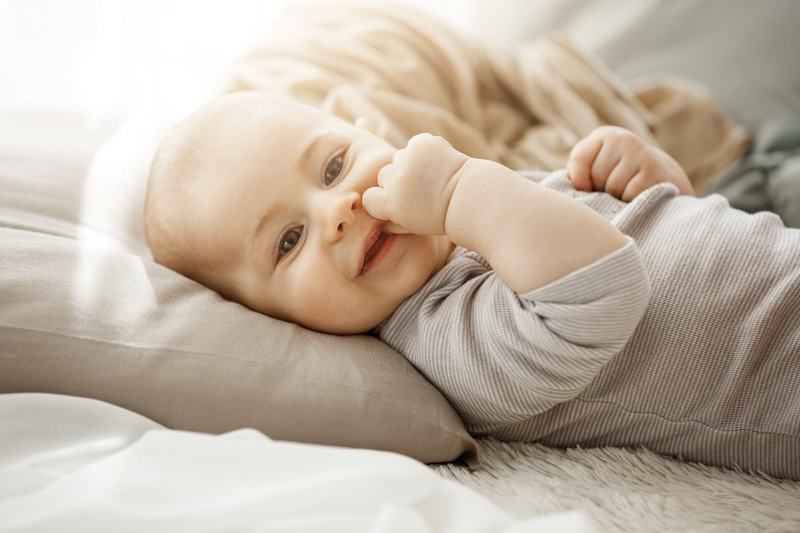Bebelusii isi manifesta afectiunea prin... saliva. Ce inseamna si ce spun psihologii despre acest gest