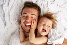 Studiu: De ce sunt tatii mai fericiti decat mamele
