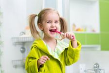 7 trucuri prin care iti convingi copilul sa se spele pe dinti