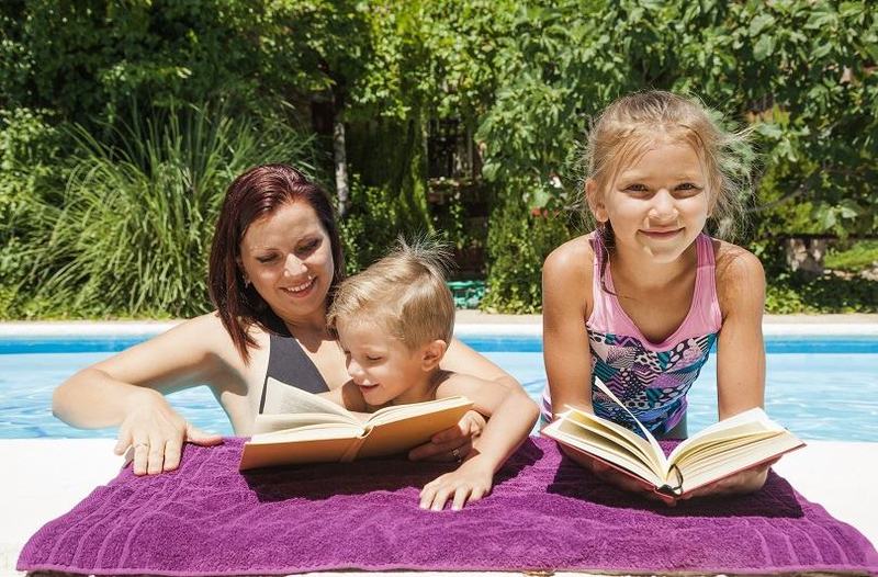 Teme de vacanta si lectura de vara: cum pregatesti copilul pentru noul an scolar fara stres