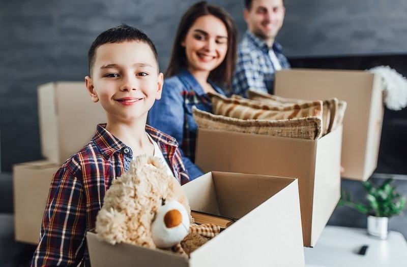 Cum sa-i invatam pe copii generozitatea prin donarea hainelor si jucariilor