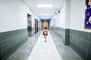 De ce incep copiii sa aiba teama de scoala: greseli frecvente pe care le fac parintii fara sa-si dea seama