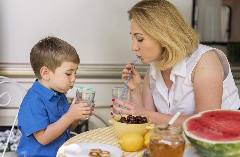 Apa oligominerala: beneficii, cantitatea recomandata zilnic si cele mai bune alternative pentru intreaga familie