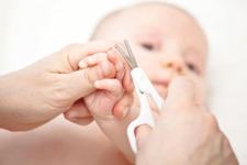 Cum ingrijesti unghiile si urechile nou-nascutului