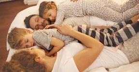 Studiul confirma: Copiii care dorm cu parintii vor fi adulti INTELIGENTI si INCREZATORI