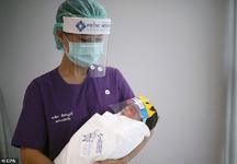 AVERTISMENT de la cercetatorii chinezi: Nou-nascutii pot lua COVID-19 de la mama, in timpul sarcinii
