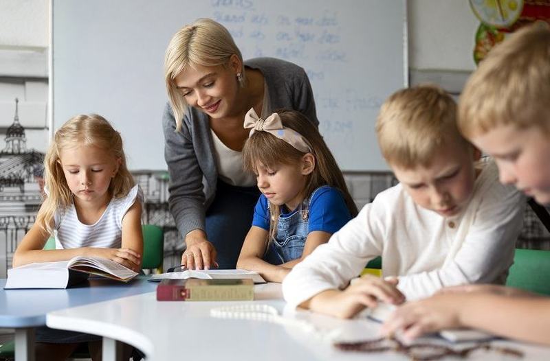 5 Iunie – Ziua Invatatorului: Zi libera pentru elevi și profesori