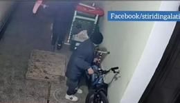Un grup de copii colindatori, filmati in timp ce fura o bicicleta din scara unui bloc din Galati