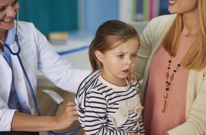 De ce tuseste copilul mic dimineata? Cand este normala si cand mergi la medic