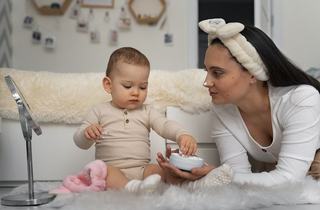 Protectia pielii bebelusului iarna: creme, uleiuri si sfaturi utile pentru parinti