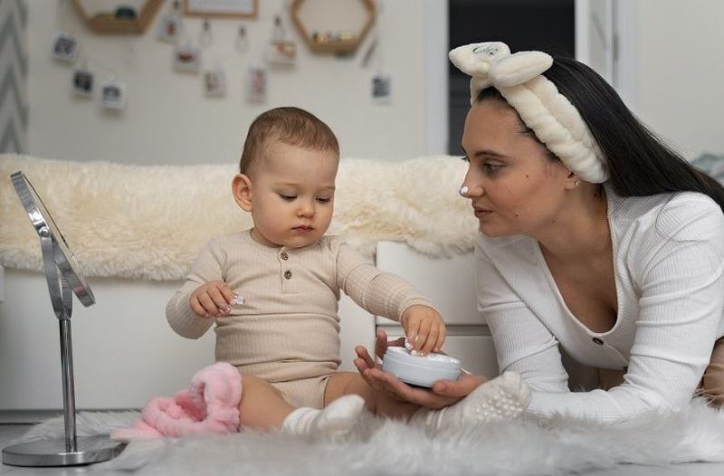 Protectia pielii bebelusului iarna: creme, uleiuri si sfaturi utile pentru parinti