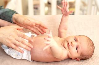 Cum se ingrijeste corect buricul bebelusului