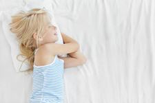 Cum sa mentii rutina de somn a copiilor chiar si in timpul verii