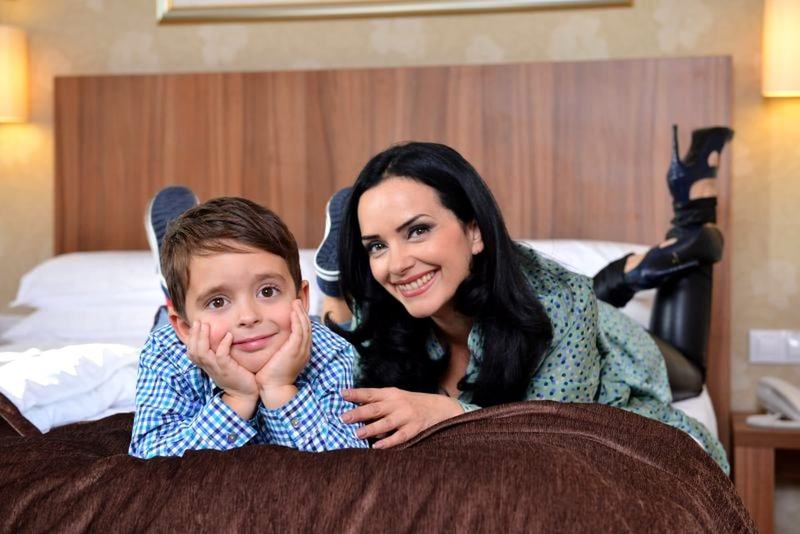 Fiul Magdei Vasiliu, diagnosticat cu cancer osos, implineste 11 ani