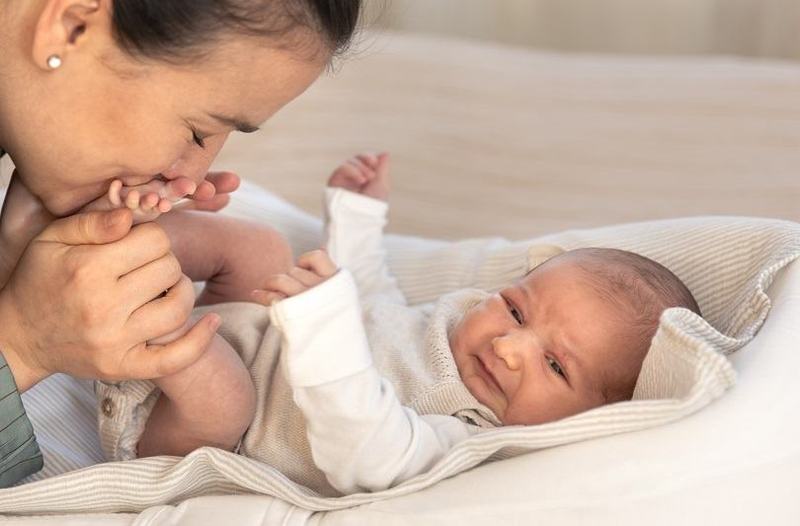 Cum pot parintii sa gestioneze colicii la bebelusi: primele sfaturi pentru proaspetii parinti