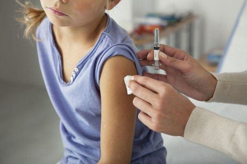 Elevii vor fi vaccinati in scoli. De cand va incepe imunizarea