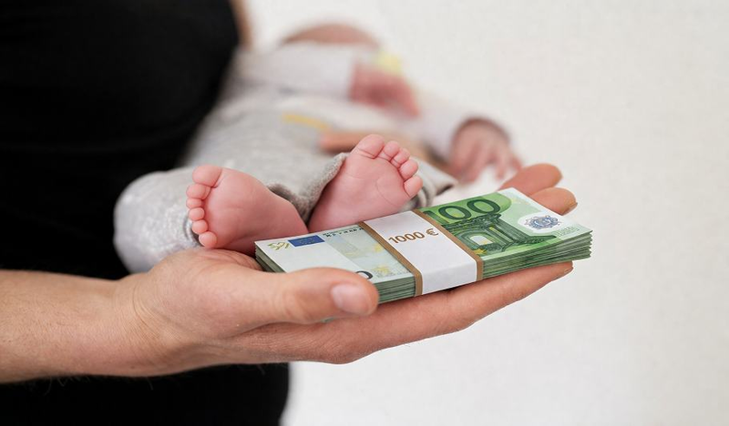 Familiile de romani din Italia pot primi 1000 de euro pentru fiecare copil nascut sau adoptat