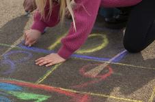 Copilului ii place sa deseneze pe asfalt? Cum faceti impreuna, acasa, creta colorata