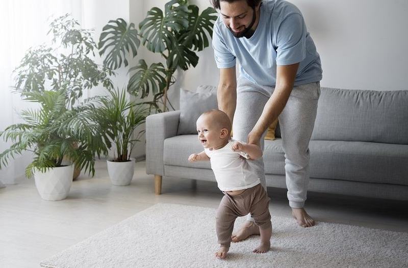 Stimularea bebelusului sa se ridice in picioare: varsta, sfaturi si activitati recomandate