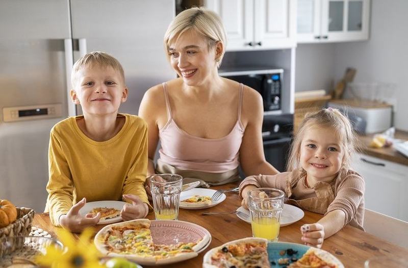 Alimente pe care nu trebuie sa le reincalzesti la microunde pentru copii – riscuri si alternative