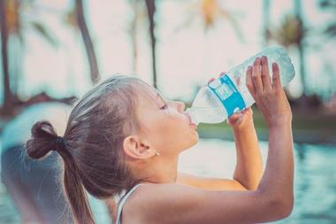 Cata apa trebuie sa bea un copil? Ghid pe varste