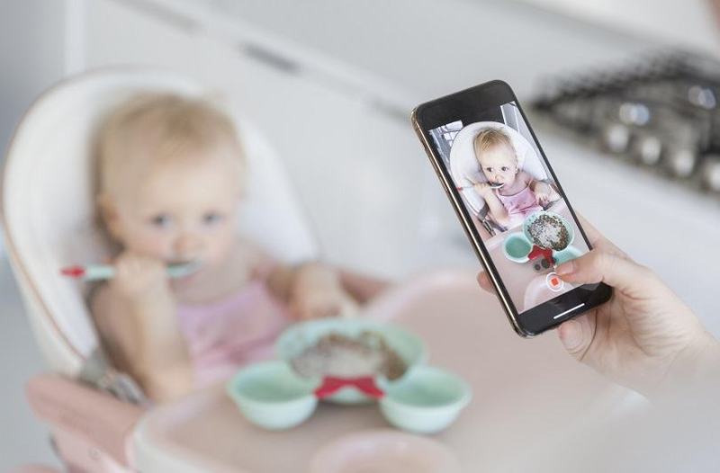 Prea multe poze cu bebelusul? Efectele ascunse ale dependentei de telefon in parenting