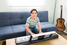 Copilul vrea sa invete sa cante la un instrument? Ce ar trebui sa iei in calcul