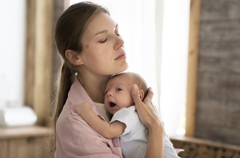Cum recunosti depresia postnatala si cum poti ajuta o mama care sufera