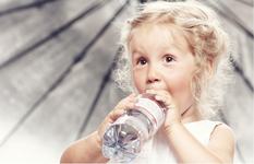 Pericolul din sticluta cu apa a copilului. Acest obiect il poate imbolnavi pe cel mic