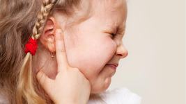 Infectiile urechii la copiii mici ar putea duce la intarzierea vorbirii acestora, potrivit unui studiu