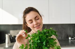Patrunjelul in alimentatie: beneficii, cum se cultiva in ghiveci si metode eficiente de pastrare
