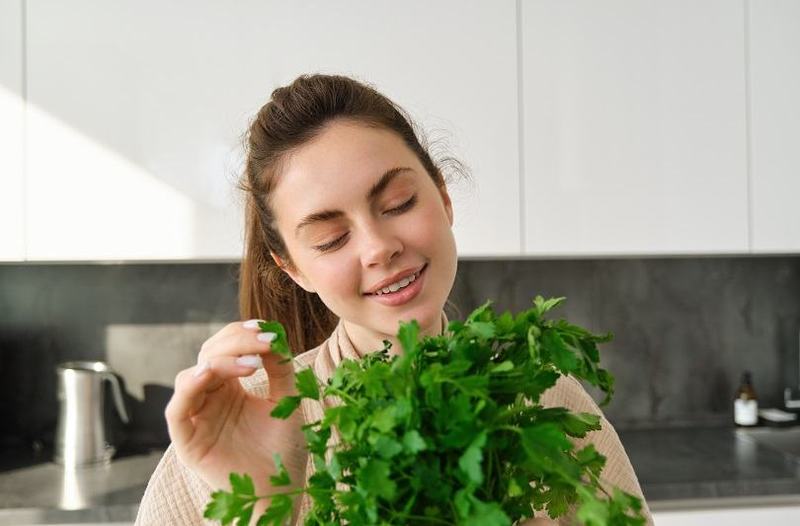 Patrunjelul in alimentatie: beneficii, cum se cultiva in ghiveci si metode eficiente de pastrare