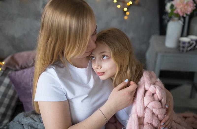 Semne ca adolescentul tau iti simte lipsa si cum poti reconstrui conexiunea