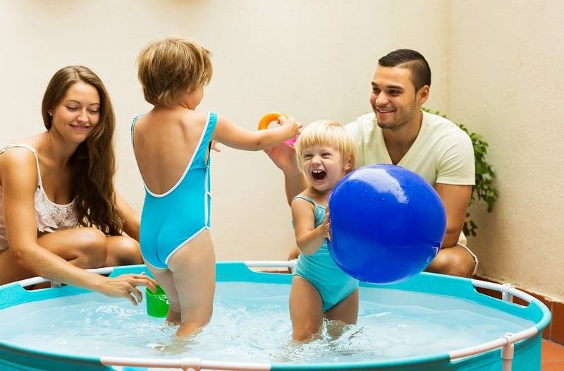 Piscina acasa, un „must-have” vara pentru parinti care vor liniste si copii fericiti