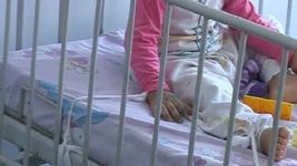 Fetita de 3 ani, obligata sa stea in spital, desi s-a vindecat dupa un incendiu. De ce nu poate pleca acasa