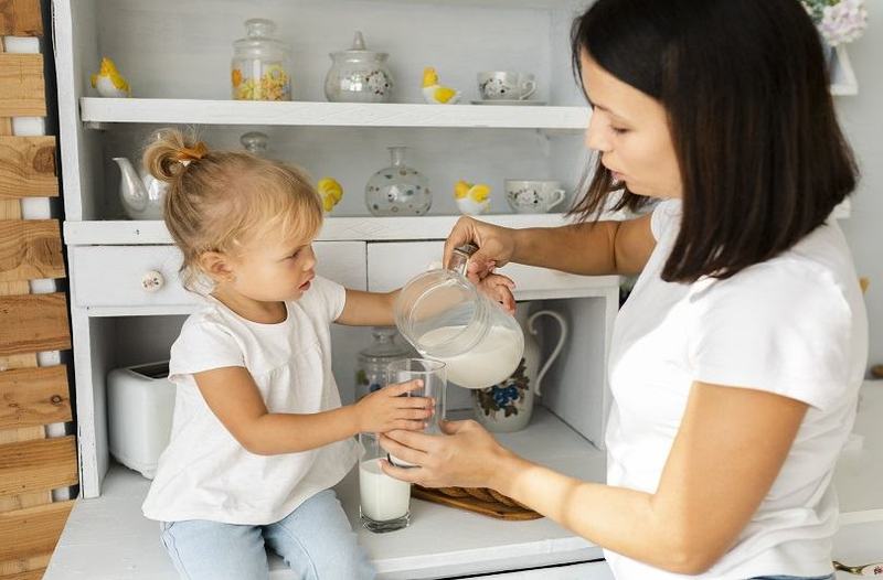 Laptele potrivit pentru copilul tau: vaca, capra sau vegetal? Cum alegi varianta cea mai buna