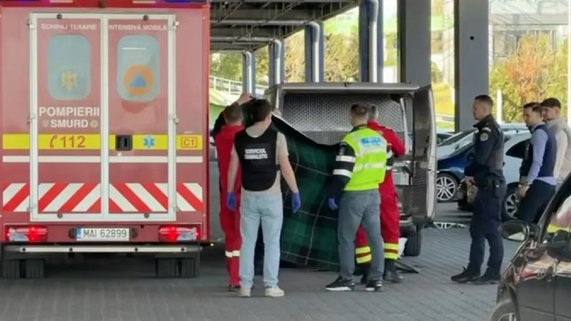 Fetita de 4 ani, gasita fara viata intr-o masina, in parcarea unui mall din Craiova. Nasa a descoperit-o in bratele mamei
