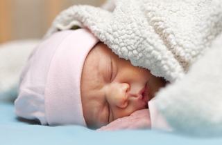 Sughitul la bebelusi explicat de specialisti: cauze frecvente, solutii si recomandari pentru parinti