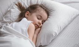 5 sfaturi pentru a-ti ajuta copilul sa doarma in noaptea de Revelion fara sa fie trezit de focurile de artificii