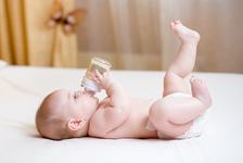 Este apa alcalina sigura pentru bebelusi. Ce spun specialistii