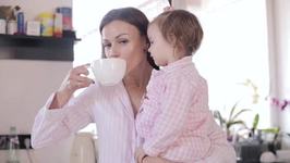 Sfatul unei mame: "Sterge-ti lacrima, spala-ti fata, da-te cu ruj si fa-ti o cafea"