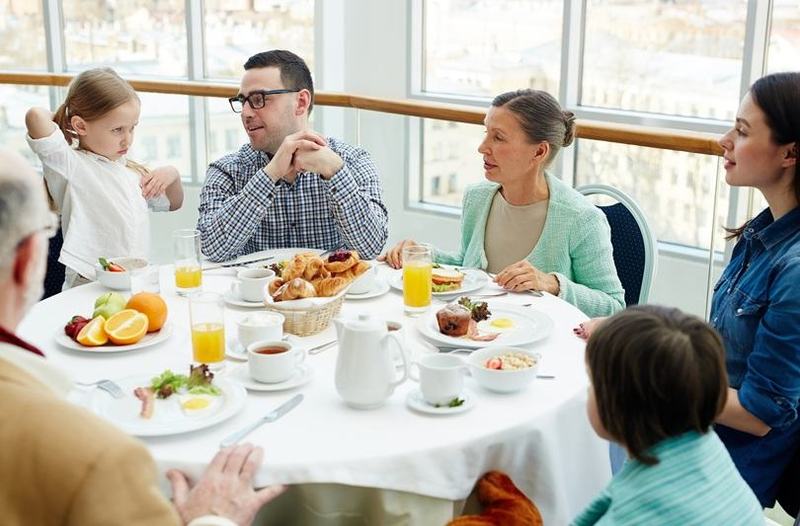 Cum influenteaza parintii alimentatia copiilor. Ce spun specialistii despre dulciuri si recompense