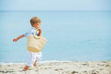 11 lucruri esentiale in geanta de plaja a copilului