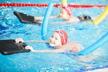 10 motive sa il inveti pe copil sa inoate