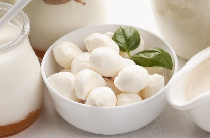 Mozzarella de casa: cum se prepara, cum se pastreaza si cu ce alimente se combina