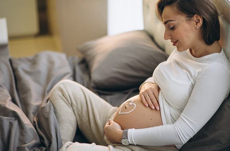 Cremele cu protectie solara in sarcina: cum alegi produsul potrivit pentru tine si bebelus