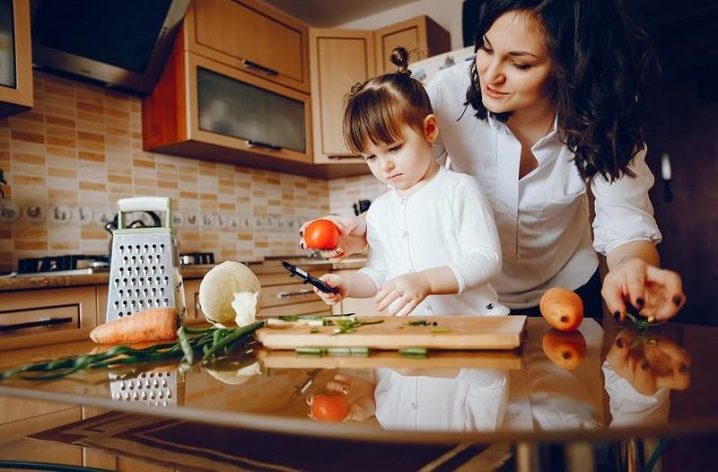 Cum implicam copiii in pregatirea meselor: idei simple pentru un meniu zilnic sanatos in familie