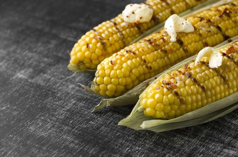 Cum prepari porumb la cuptor: retete simple, aromate si idei de servire