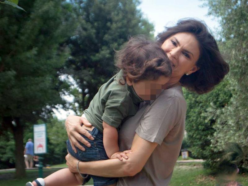 Ramona Badescu are doua bone pentru copilul ei, dar tot ii este greu. Prin ce momente grele a trecut