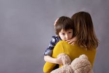 De ce au nevoie baietii de mai mult suport emotional din partea parintilor decat fetitele